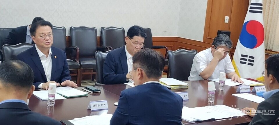 ▲ 지난달 13일 서울 종로구 정부서울청사에서 전기차 안전 관련 관계부처회의가 열리고 있다. ⓒ 국무총리비서실