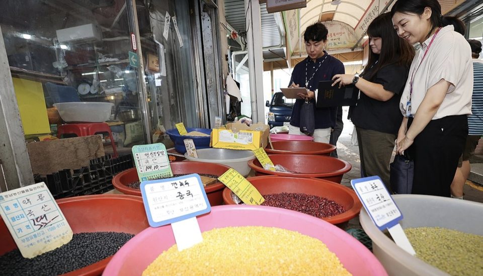 ▲ 부산시 관계자가 전통시장에서 농축산물 원산지 표시 단속을 하고 있다. ⓒ 부산시