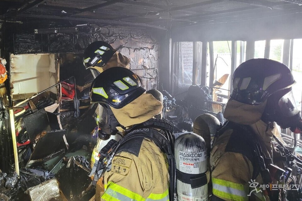 ▲ 소방대원이 4일 수원시 한 건물에서 발생한 화재의 잔불을 정리하고 있다. ⓒ 경기도소방재난본부