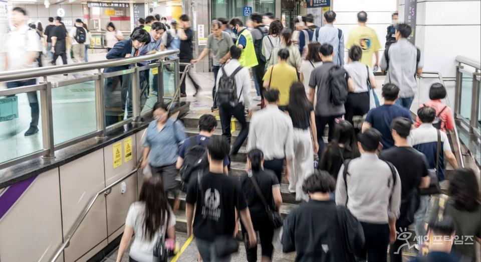 ▲ 지하철 8호선 천호역으로 향하는 계단이 혼잡하다. ⓒ 강동구