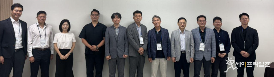 ▲ 국가철도공단은 '지속가능한 철도 물류 경재력 광화를 위한 정책 방향' 토론 진행 후 기념촬영을 하고 있다. ⓒ 국가철도공단