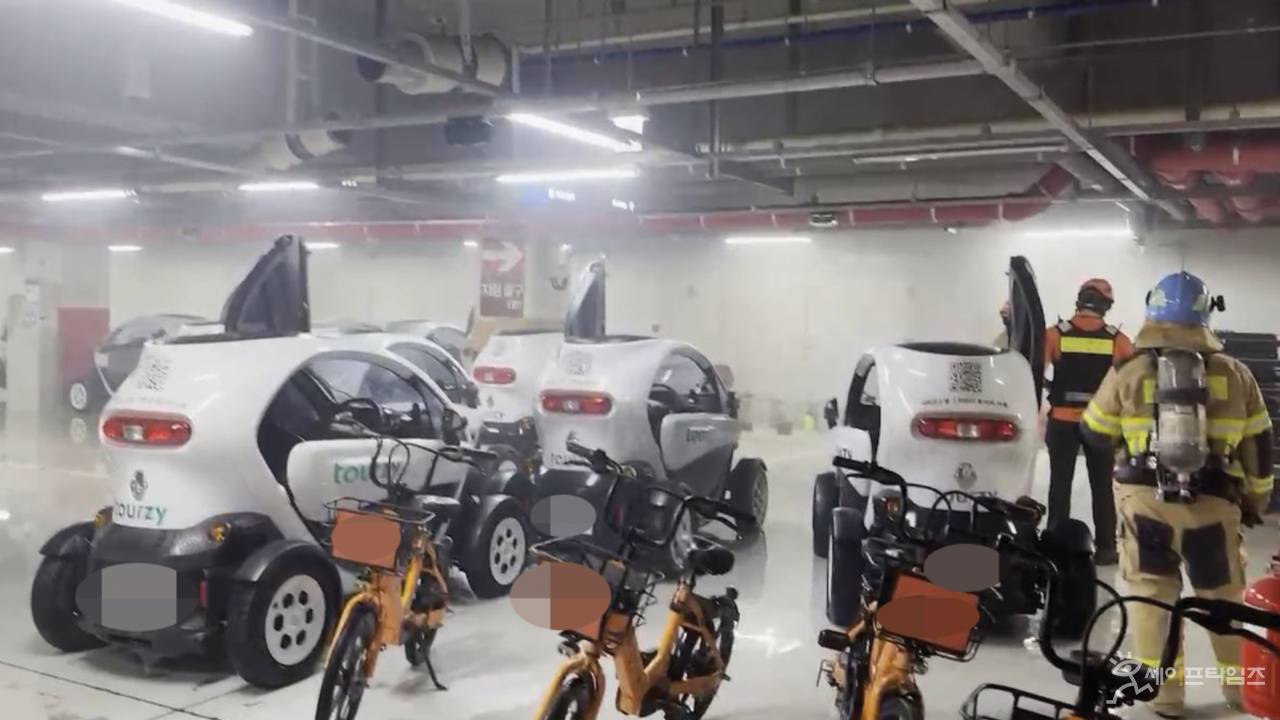 ▲ 부산 해운대구 벡스코 지하 주차장에서 충전하고 있던 공유형 전기자전거 배터리에 불이 났다. ⓒ 부산소방재난본부
