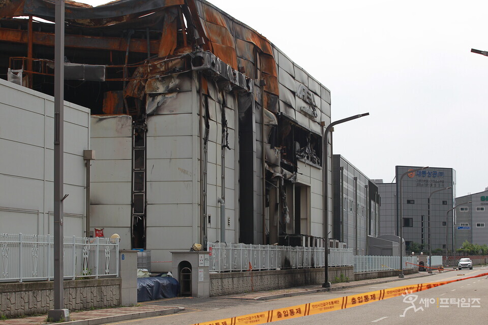 ▲정부는 31명의 사상자가 발생한 아리셀 공장화재의 재발방지를 위한 '전지공장 화재 재발 방지 대책'을 마련한다. ⓒ 세이프타임즈