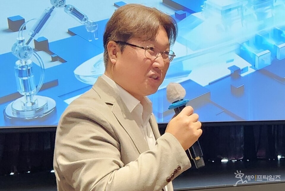 ▲ 손승현 한화에어로스페이스 에너지시스템센터장이 액침 냉각 ESS 기술설명회에서 리튬이온배터리 화재를 원천 차단하는 기술을 소개하고 있다. ⓒ 한화에어로스페이스