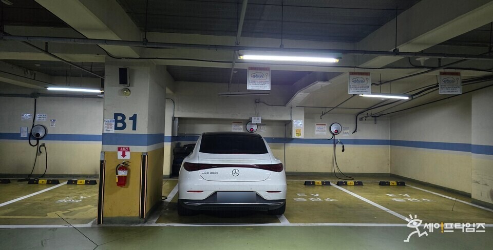 ▲ 스프링클러설비가 설치된 아파트 지하주차장에 전기차가 충전을 하고 있다. ⓒ 박혜숙 기자