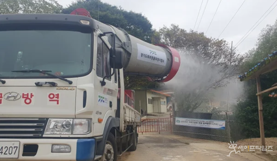 ▲ 경기도 관계자가 방역 차량으로 농장과 주변 도로를 소독하고 있다. ⓒ 경기도