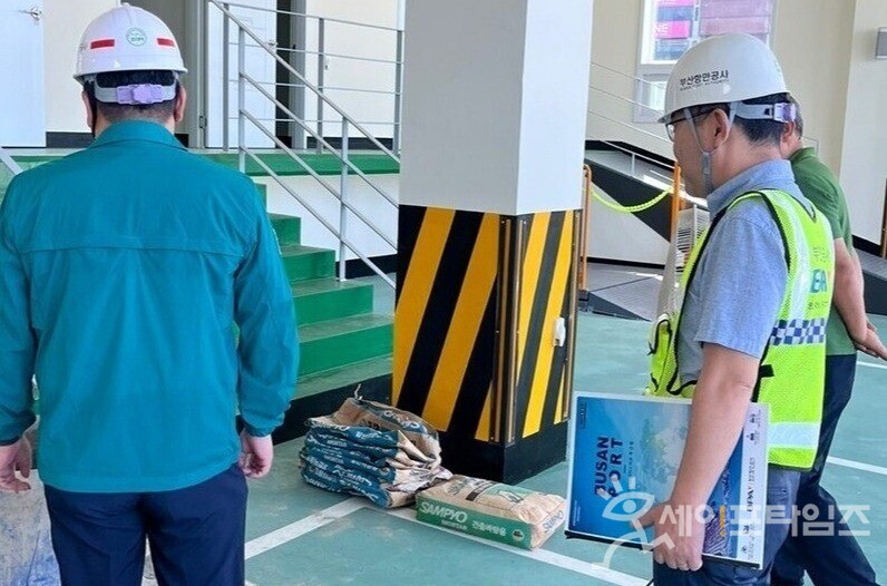 ▲ 부산항만공사 관계자가 가을철 태풍 내습 대비 신항 현장 점검을 하고 있다. ⓒ 부산항만공사