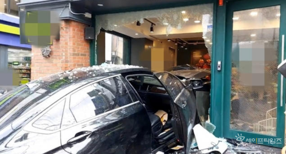 ▲ 20일 오전 10시 32분쯤 서울 강북구 미아동에서 승용차가 햄버거 가게로 돌진해 1명이 숨졌다. ⓒ 강북경찰서