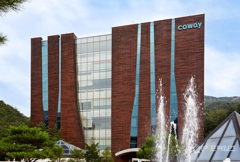 ▲ 코웨이가 아이콘 얼음정수기의 지식재산권 보호를 위해 교원웰스를 상대로 소송을 제기했다. ⓒ 코웨이