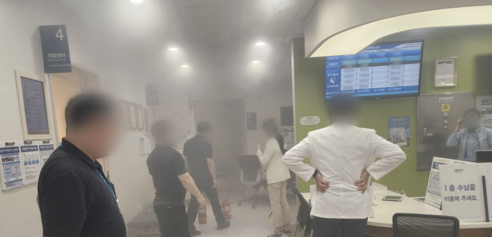 ▲ 서울대병원 암센터 2층 협진실에서 연기가 나기 시작해 2층 전체가 연기로 뒤덮였다. ⓒ 연합뉴스