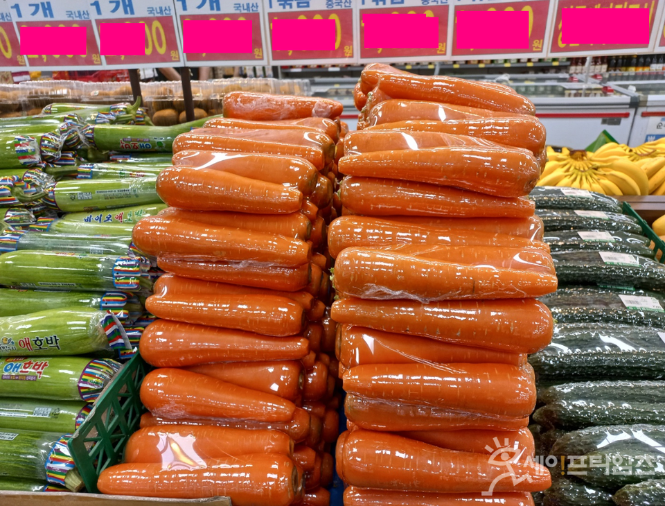 ▲ 마트에 주황빛 당근이 진열돼 있다. ⓒ 김미영 기자
