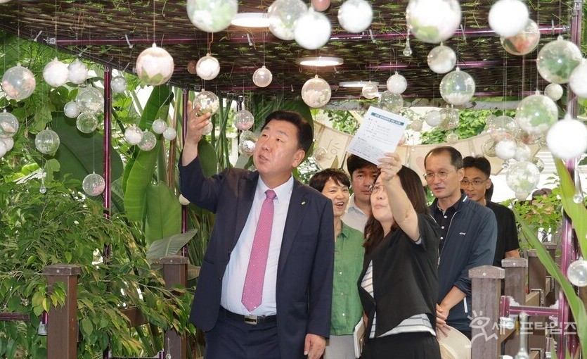   ▲ 이범석 청주시장이 청원생명축제 현장을 방문해 사전 안전점검을 하고 있다. ⓒ 청주시