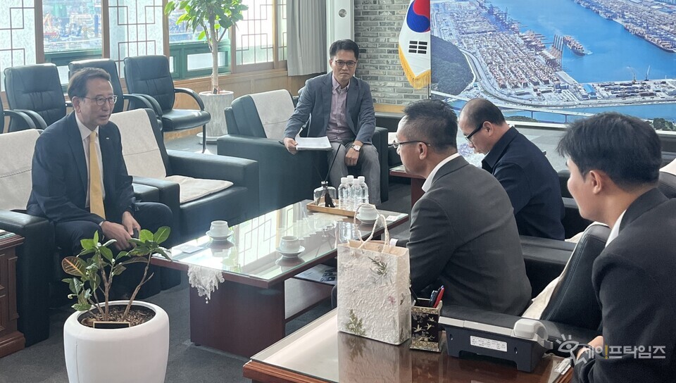 ▲ 라오스 정부 관계자들이 부산항만공사 강준석 사장과 접견을 하고 있다. ⓒ 부산항만공사