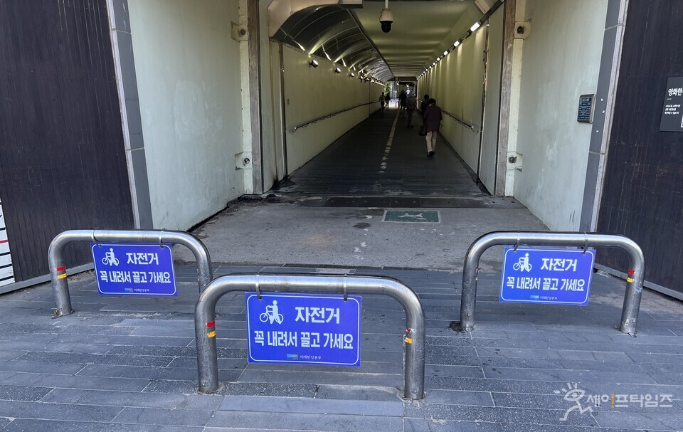 ▲ 서울시가 일명 토끼굴 입구에 자전거 이용에 대한 안내문을 부착했다. ⓒ 민경섭 논설위원