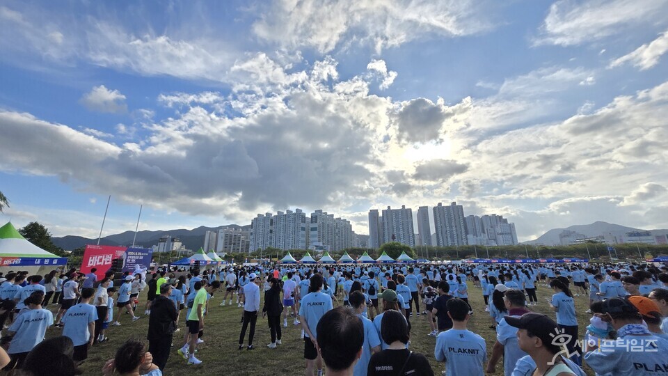 ▲ 29일 2024 바다런 마라톤 참가자들이 대회 시작에 앞서 운동을 하고 있다. ⓒ 대한임상병리사협회