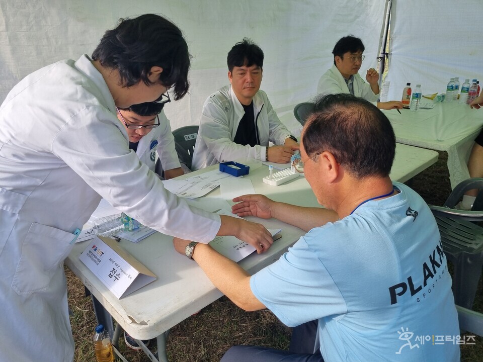 ▲ 29일 '2024 바다런' 마라톤 참가자들이 심근경색을 조기에 진단할 수 있는 트로포닌 검사를 받고 있다. ⓒ 대한임상병리사협회