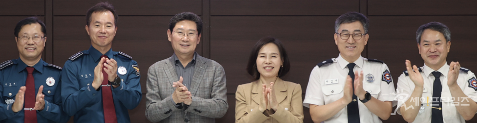 ▲ 제7회 안전문화살롱 이후 기념촬영을 하고있다. 왼쪽부터 김병록 용인서부경찰서장, 김종길 용인동부경찰서장, 이상일 용인특례시장, 김희정 용인교육지원청교육장, 안기승 용인소방서장, 장재구 용인서부소방서장. ⓒ 용인시