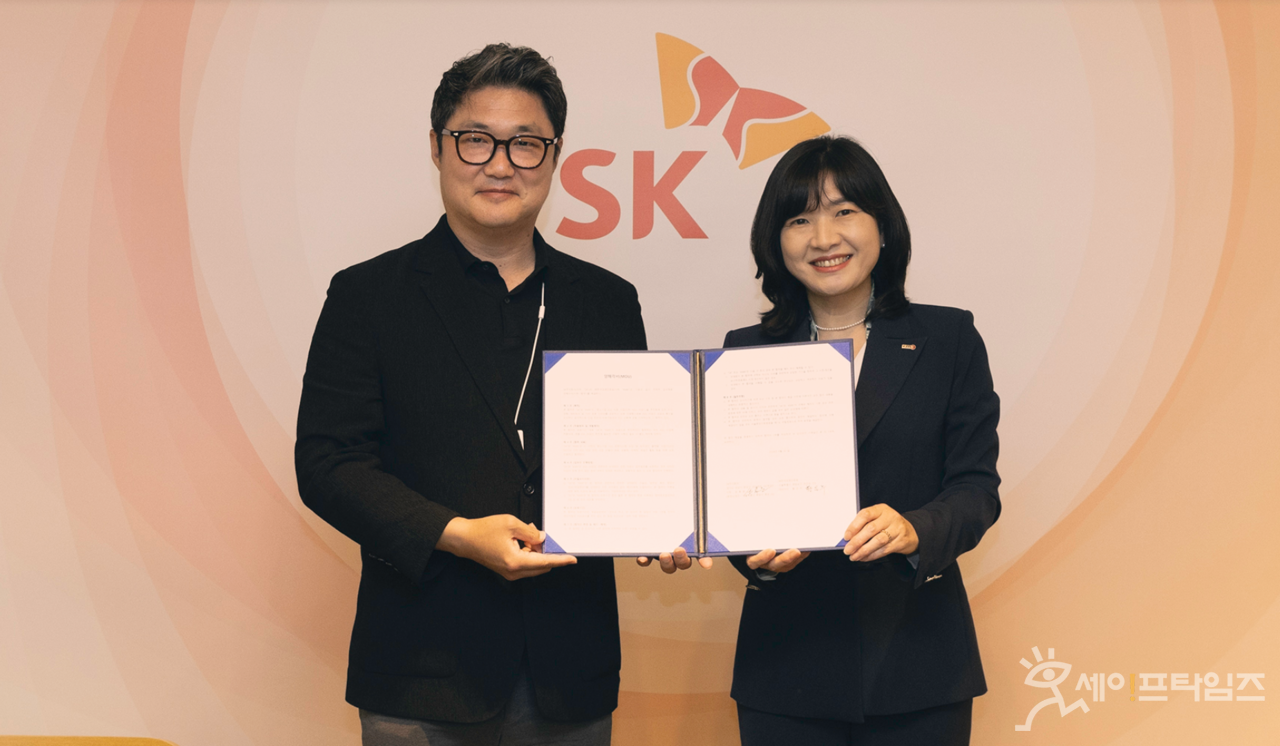 ▲ 신용운 SK C&C ESG전략담당(왼쪽)과 황은주 한국경영인증원 대표가 중소기업 지속가능성과 ESG 강화를 위한 업무협약을 체결했다.