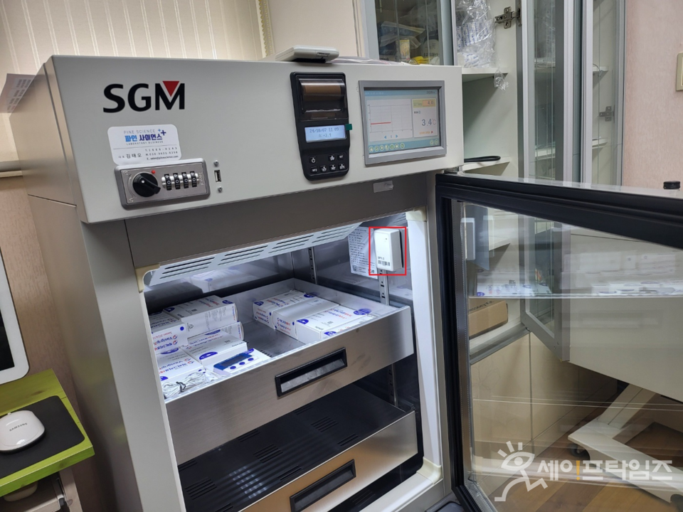 ▲ 인천 도서지역 보건진료소 의약품 보관기에 온도관리를 위한 IoT장비가 설치돼 있다. ⓒ 인천시