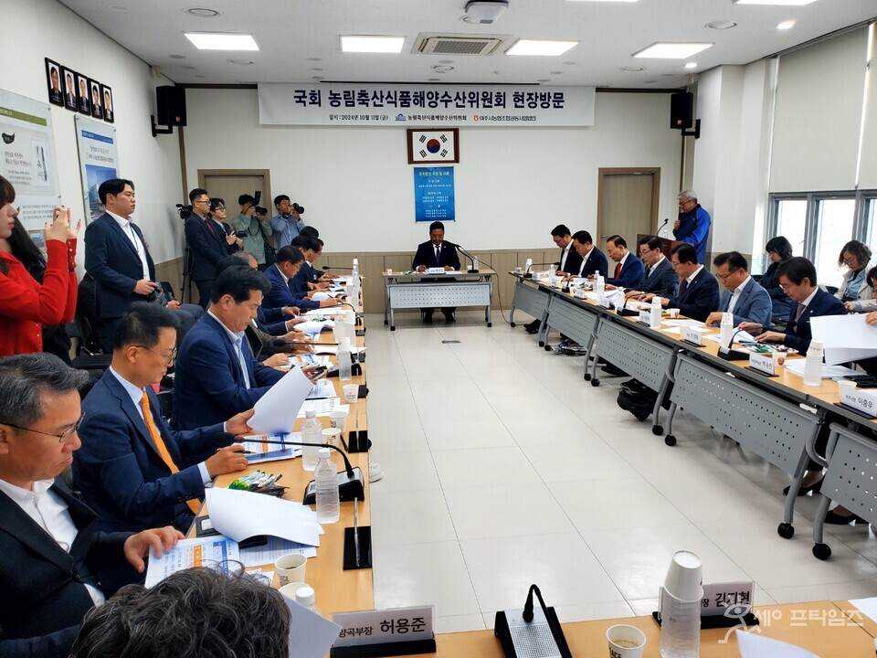 ▲ 국회 농림축산식품해양수산위원회(위원장 어기구) 여야 위원들은 11일 미곡종합처리장을 시찰하고 쌀 수급 관련 현안을 논의했다. ⓒ 국회