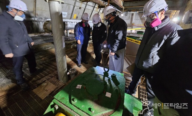 ▲ 고용노동부 관계자가 지난달 12일 영풍 석포제련소를 찾아 노동자 급성중독 사고 장소를 살펴보고 있다. ⓒ 고용노동부