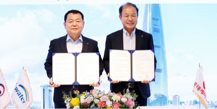 ▲ 윤석대 한국수자원공사 사장(왼쪽)과 이훈기 롯데케미칼 총괄대표는  '합천댐 수상태양광 2단계 사업 직접전력거래(PPA) 계약을 위한 업무협약'을 체결했다.