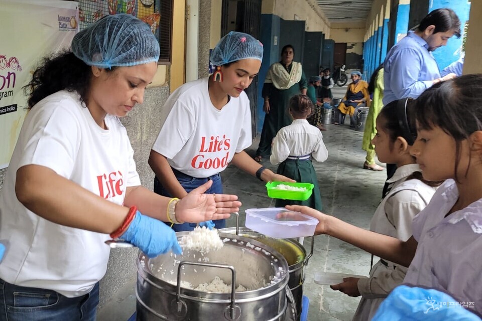 LG전자가 '세계 식량의 날'을 맞아 글로벌 기아 문제 해결에 힘을 보탠다. 올해 인도 법인에서는 청소년들의 영양실조 문제 해결을 위해 '라이프스굿 영양 식단' 캠페인을 실시하고 있다.