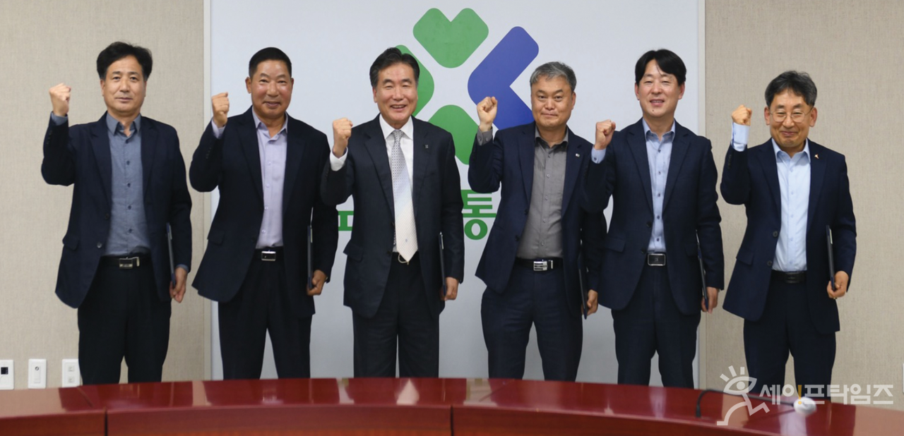 ▲ 한상배 수원시 안전교통국장(왼쪽에서 2번째) 등 유관기관 관계자들이 실시간 교통신호정보 제공 시스템 협약 체결을 기념하고 있다. ⓒ 수원시