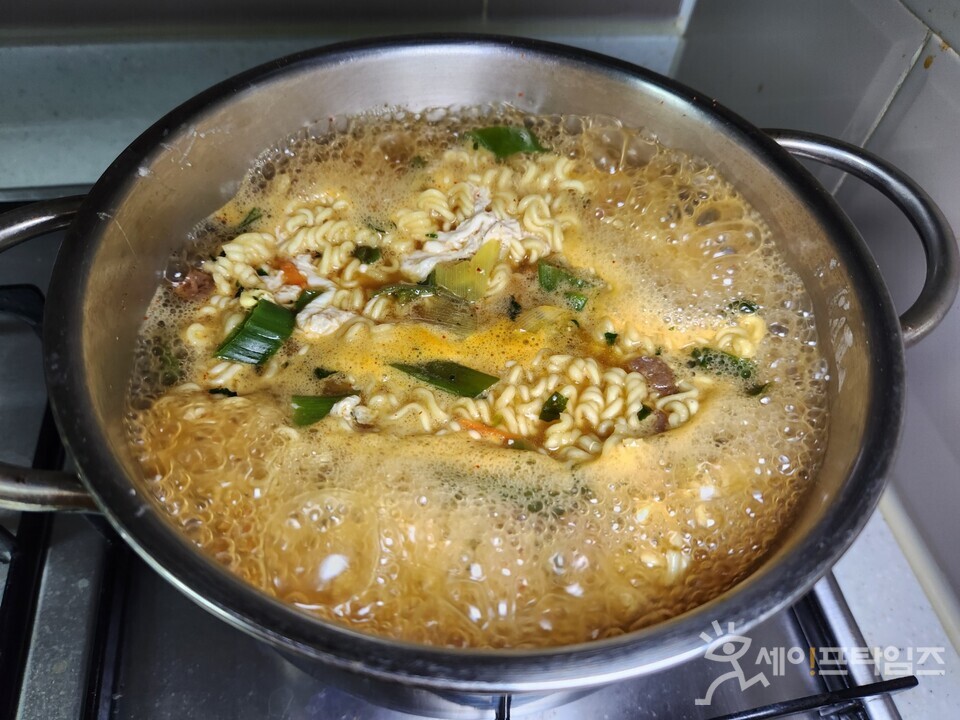 ▲ 라면 국물이 끓으면서 거품이 생기고 있다. ⓒ 김미영 기자