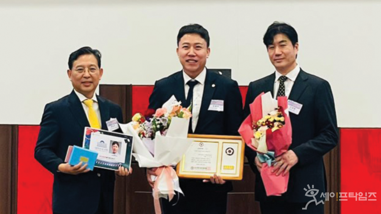 ▲ 국민의힘 오세풍 의원(왼쪽 두 번째)이 도전 페스티벌에서 모범의회 의원상을 수상했다. ⓒ 의원실