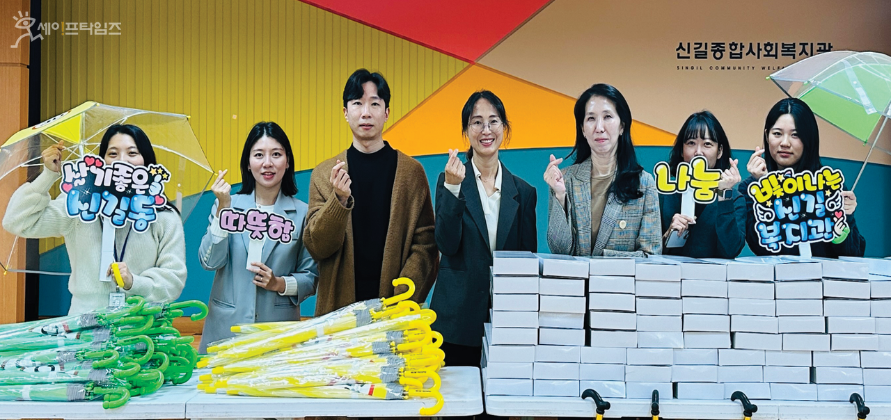 ▲ 대한건설기계안전관리원 직원들이 교통사고 예방물품을 나눠주고 있다. ⓒ 대한건설기계안전관리원