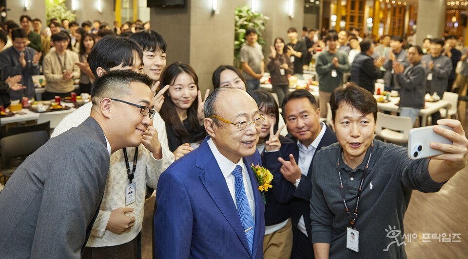▲ 김승연 한화그룹 회장이 오찬이 끝난 후 직원들과 기념 사진을 찍고 있다. ⓒ 한화그룹