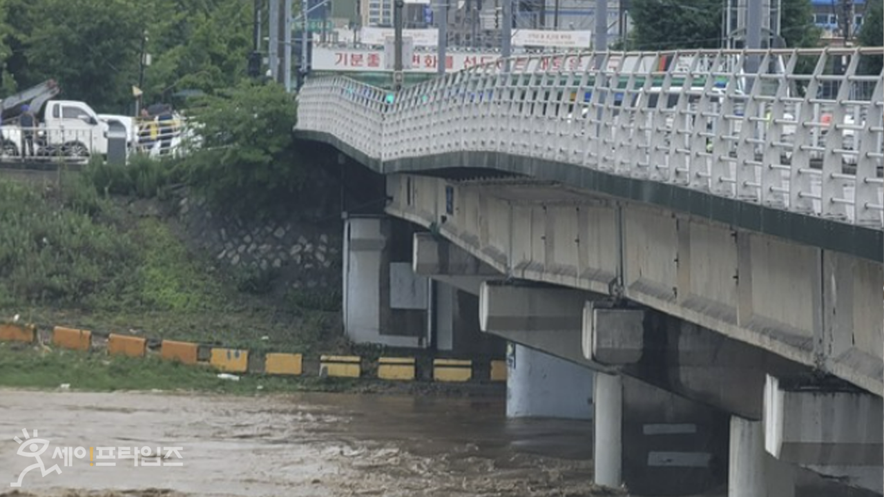 ▲ 지난 7월 폭우로 인한 대전시 유등교 침하 당시 모습. ⓒ 대전시