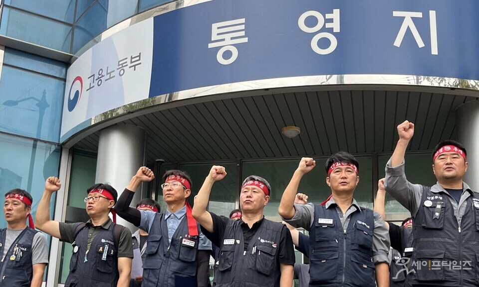 ▲ 전국금속노동조합원들이 한화오션 노동자 추락 사고 관련 실질적 경영책임자 구속 촉구 기자회견을 열고 있다. ⓒ 금속노조