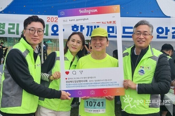 ▲ 이도왕 중앙회 공보부회장(왼쪽 첫번째), 김민주 경북도회 행정부회장(왼쪽 두번째), 안철수 국회의원, 조대현 경북도회 회장이 행사에 참여해 사진촬영을 하고 있다.  ⓒ 경북도임상병리사회