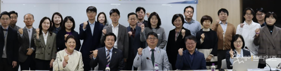 ▲ 김재훈 의원이 경기도 고립·은둔 생활인과 가족의 통합 지원 방안을 주제로 토론회를 열고 기념 사진을 찍고있다. ⓒ 경기도의회