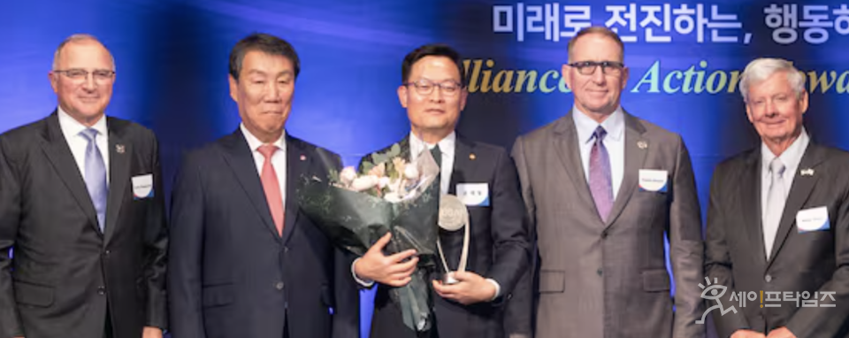 ▲ 제1회 한미동맹대상이 한화에 수여된 뒤 기념 촬영을 찍고 있다. 왼쪽부터 커티스 스카파로티 주한미군전우회 회장, 임호영 한미동맹재단 회장, 손재일 한화에어로스페이스·한화시스템 대표, 로버트 에이브럼스, 월터 샤프. ⓒ 한화