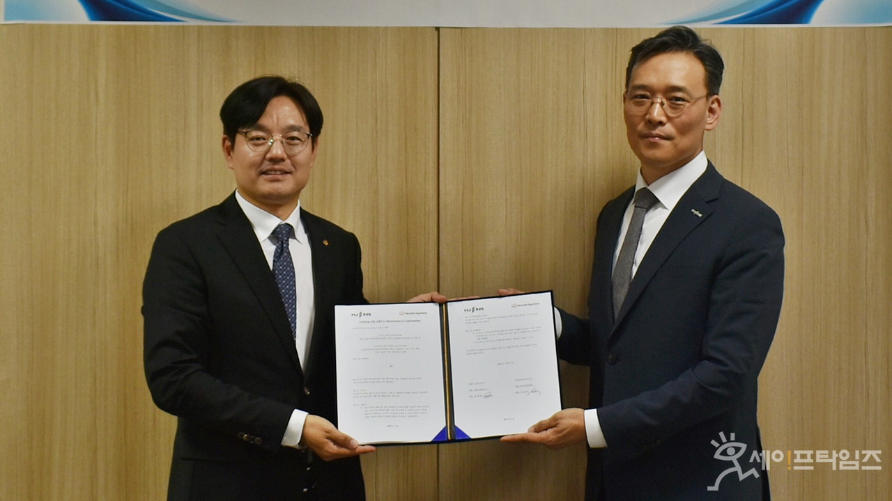 ▲ 조명섭 한화시스템 해양사업부장(왼쪽)과 이정욱 HJ중공업 특수선영업팀장이 업무협약을 체결한 후 기념촬영을 하고 있다. ⓒ 한화시스템