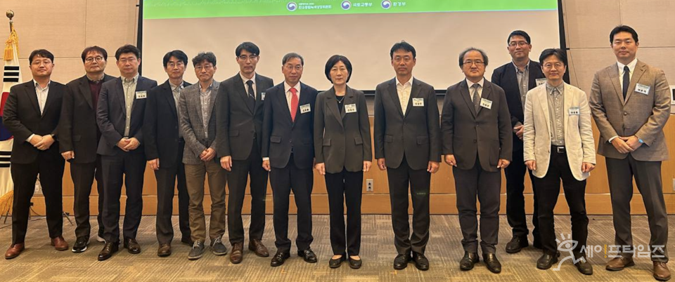 ▲ 도시·환경 관련 연구기관과 학계 전문가, 업계 관계자 등 100명이 탄소중립도시 컨퍼런스 후 기념 사진을 찍고있다. ⓒ 국무총리비서실