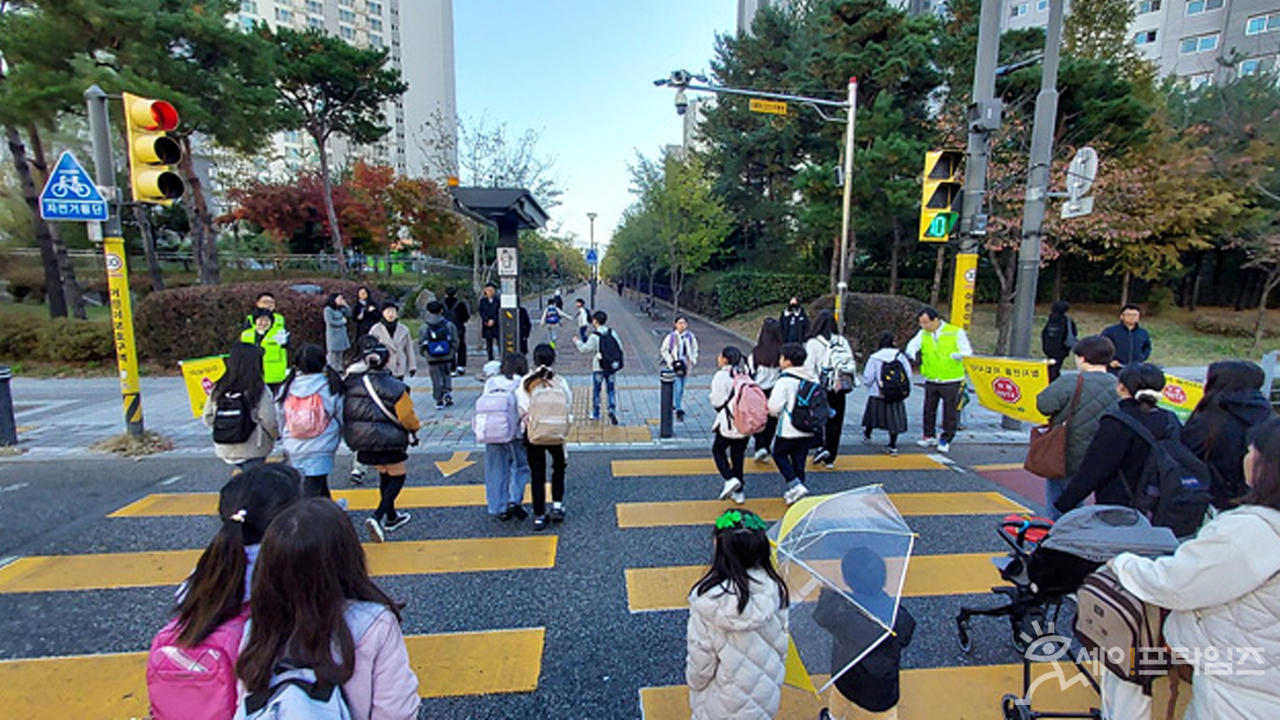 ▲ 경기 하남 미사초 아이들이 안전하게 횡단보도를 건너고 있다. ⓒ 하남시