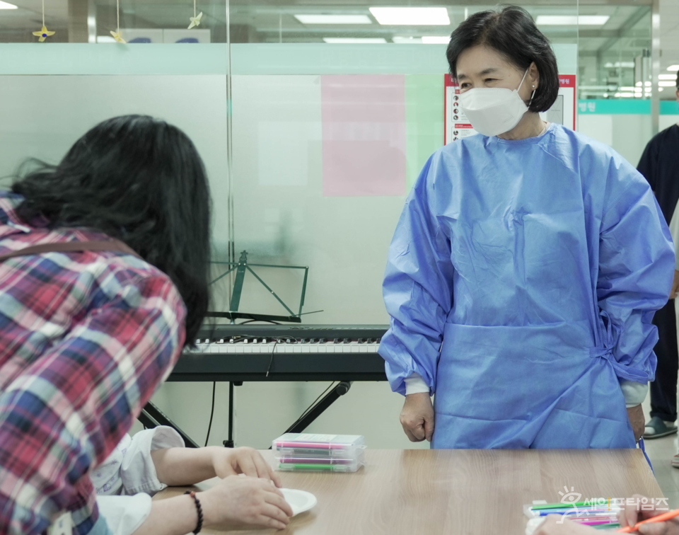 ▲ 지영미 질병관리청장이 구로구 요양병원을 방문해 코로나19 예방접종 독려와 함께 병원 입소자의 건의사항을 듣고 있다. ⓒ 질병관리청