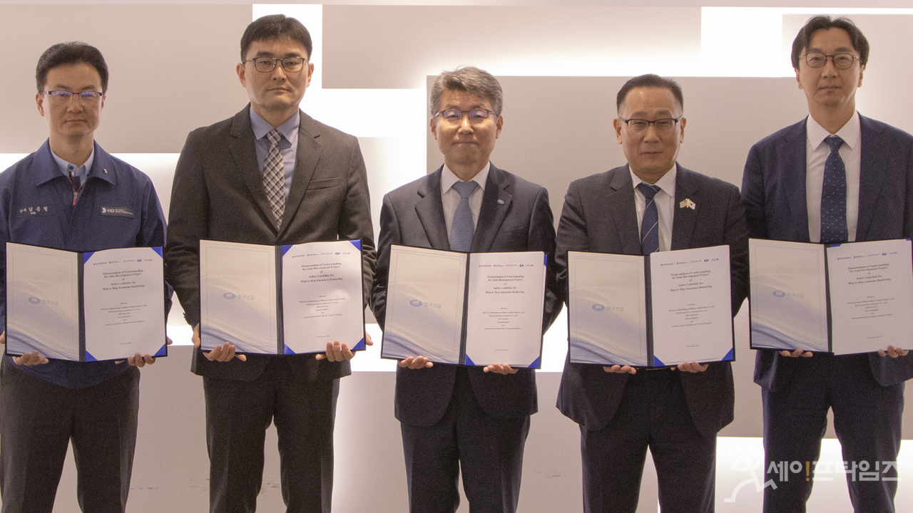 ▲ 한국선급이 벙커링 안전기준 마련을 위한 업무협약을 체결했다. 왼쪽부터 김동렬 HD현대중공업 상무, 박상민 HD한국조선해양 상무, 김연태 KR 전무이사, 김정식 라이베리아 기국 한국등록처 대표, 서영준 KSS해운 상무. ⓒ 한국선급