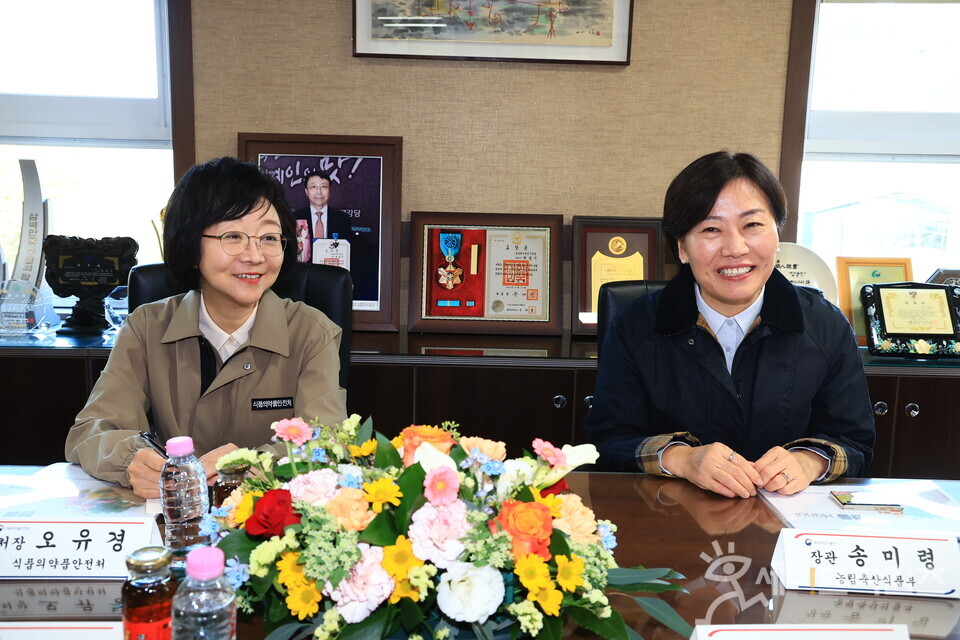 ▲ 송미령 농림식품부 장관(오른쪽)과 식품의약품안전처 오유경 처장이 충남 농업회사법인 한울을 방문해 김장 식재료 안전관리 현황을 점검하고 있다. ⓒ 농식품부