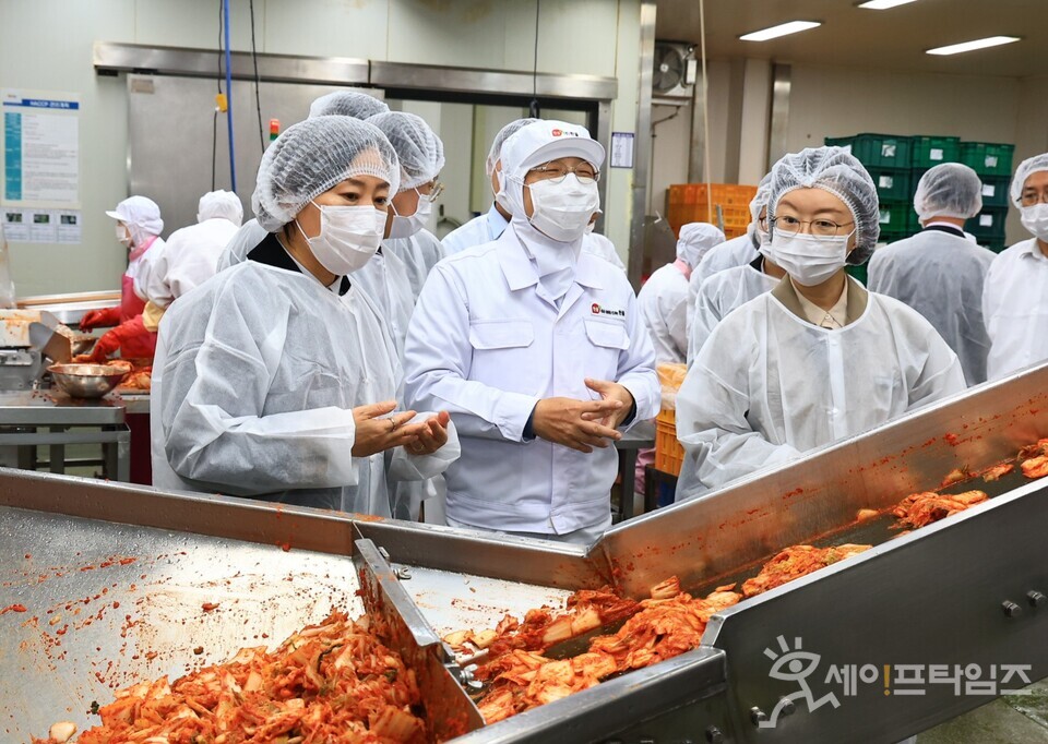 ▲ 송미령 농림식품부 장관(왼쪽)과 식품의약품안전처 오유경 처장(오른쪽)이 충남 농업회사법인 한울을 방문해 김장 식재료 안전관리 현황을 점검하고 있다. ⓒ 농식품부