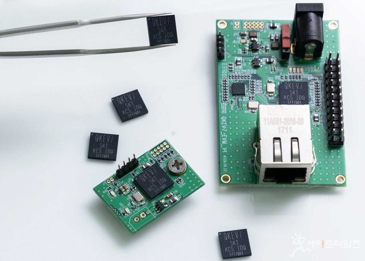 ▲ SK텔레콤의 양자암호원칩이 국내 최초로 국가정보원 암호모듈검증을 통과했다. ⓒ SK텔레콤