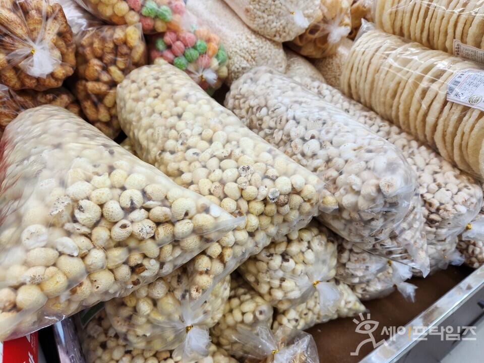 ▲ 대형마트에 다양한 뻥튀기들이 진열돼 있다. ⓒ 김미영 기자