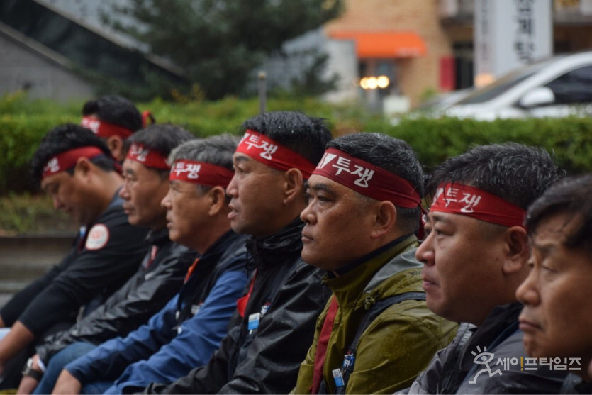 ▲ 화물연대가 전국동시다발결의대회에서 투쟁하고 있다. ⓒ 화물연대