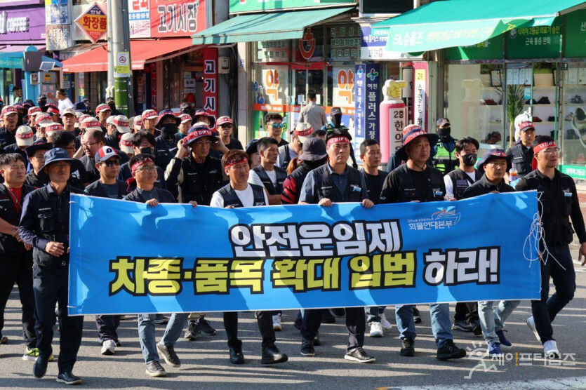 ▲ 안전운임제 폐지 이후 화물 노동자들은 저임금과 사고 위험이 증가로 적정임금 보장과 운송시장의 구조적 문제 개선을 위해 안전운임제 재입법을 촉구하고 있다. ⓒ 화물연대