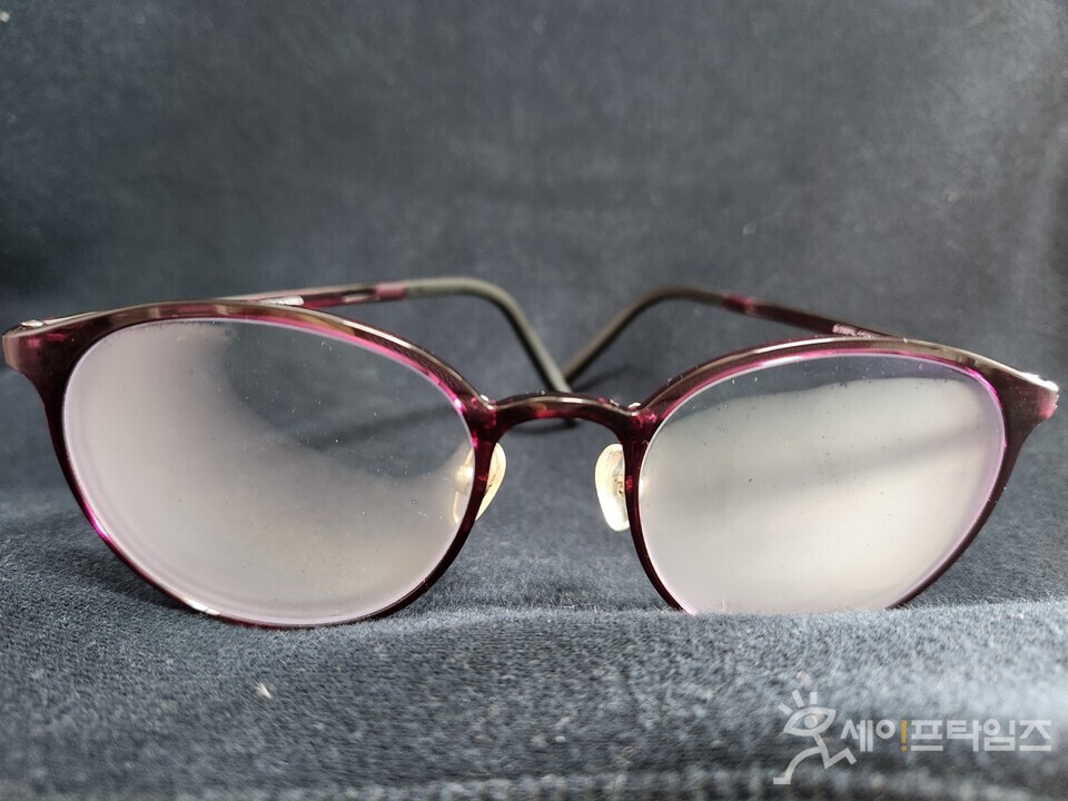 ▲ 온도차로 생긴 안경 김서림이 조금씩 사라지고 있다. ⓒ 김미영 기자