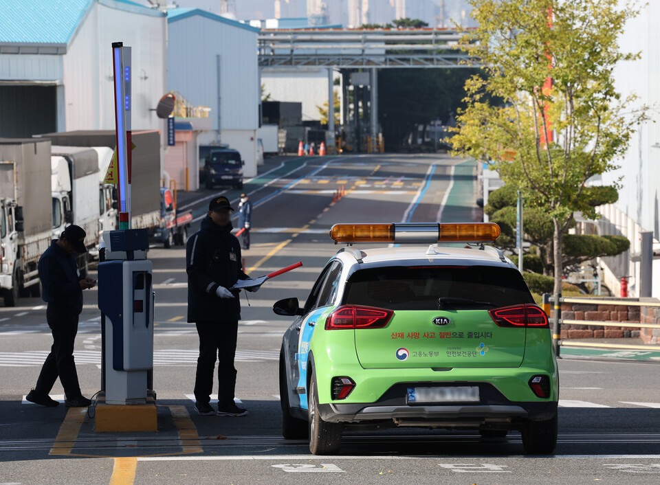 ▲ 19일 현대자동차 울산공장에서 차량 성능 테스트 중 연구원 3명이 숨진 가운데 20일 한국산업안전보건공단 차량이 합동감식을 위해 공장으로 들어가고 있다. 울산경찰청은 국립과학수사연구원, 고용노동부, 한국산업안전보건공단 등과 함께 이날 오전부터 합동감식에 나선다. ⓒ 연합뉴스